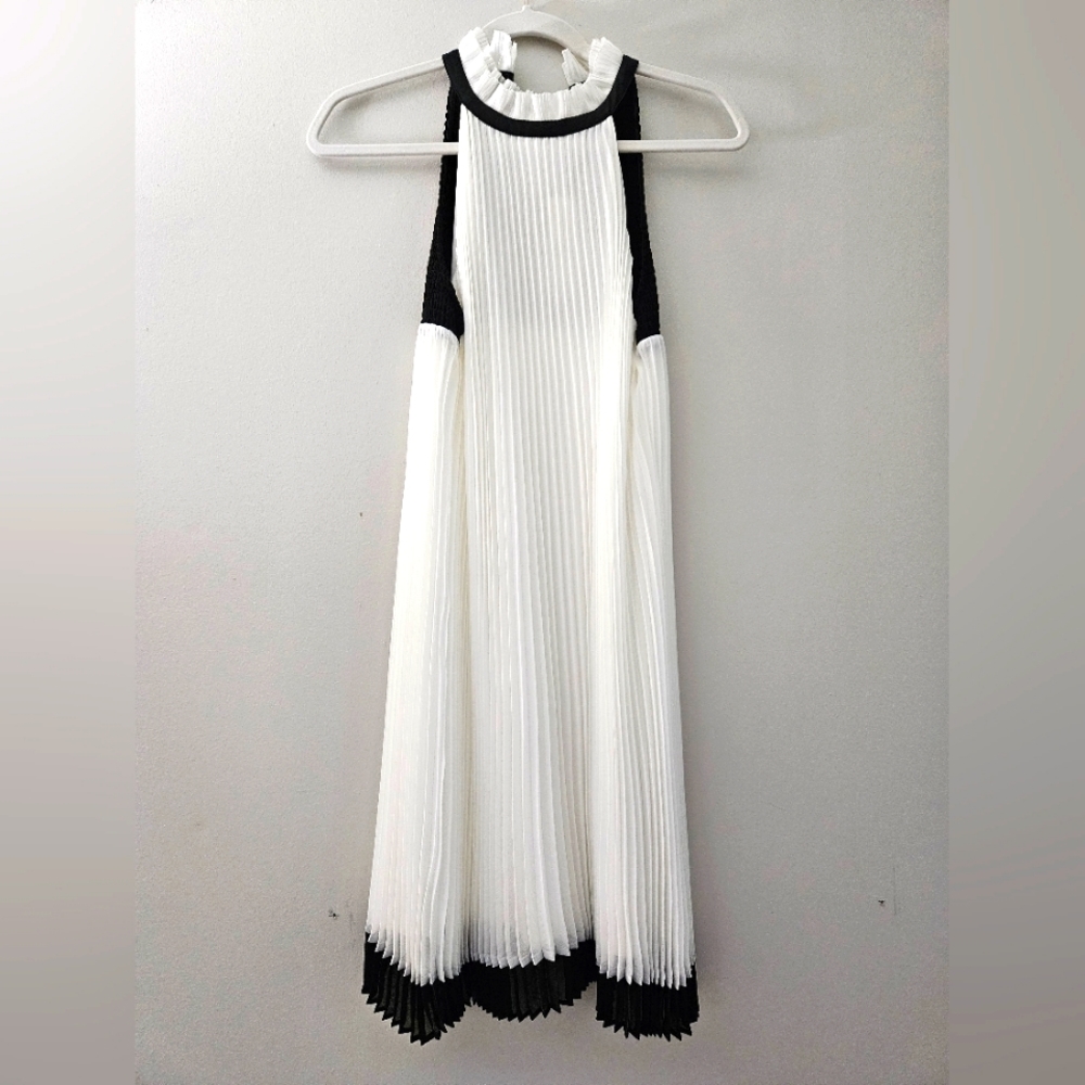 White House Black Market NWT White & Black accordion knee length dress size 6